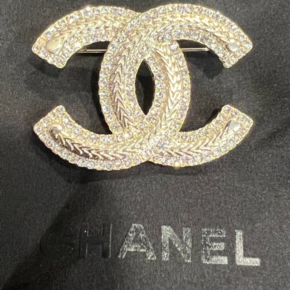 Chanel brooch - Picture 1 of 6